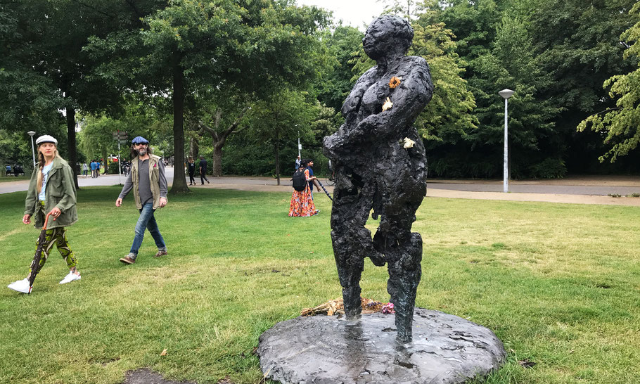 Vondelpark, statue Mama Baranka by Nelson Carrillho (1985), to remember Kerwin Lucas Duinmeijer 