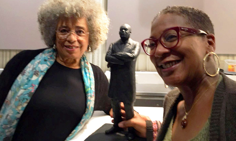 Jennifer Tosch handing over the Martin Luther King statue to Angela Davis, May 13, 2018