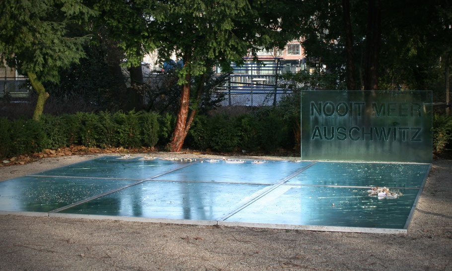 Wertheim Park, Auschwitz Monument; broken mirrors by Jan Wolkers 1977/1993. Photo: Arthena