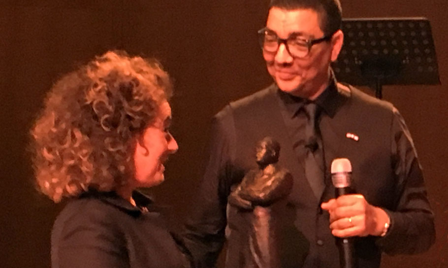  VU chairman of the board Mirjam van Praag, receives the statue, April 5, 2018. Host of The Martin Luther ing Lecture: Jörgen Raymann