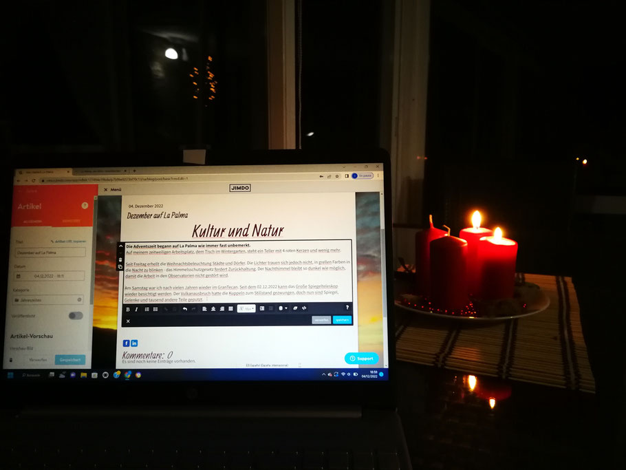 laptop-blogentwurf-und-2-angezuendete-rote-kerzen-adventsschmuck