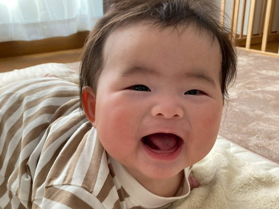 うつぶせで遊ぶ赤ちゃん