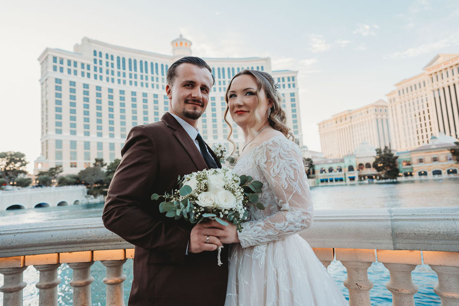 Deutsche Hochzeit in Las Vegas – Brautpaar vor dem Bellagio Hotel. Sag Ja in Las Vegas – Trauung mit deutschsprachiger Standesbeamtin