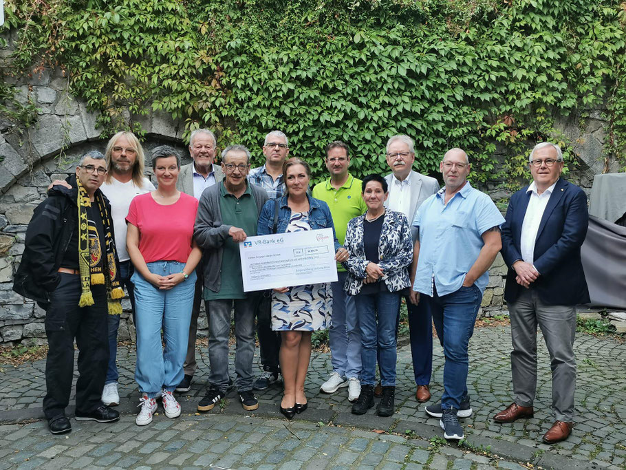 Die Vertreter der beteiligten Verbände und Vereine sowie den beiden Vertretern der Bürgerstiftung Stolberg Heinz Herbort (Vorsitzender des Stiftungsrates 1, v. r.) Hans-Josef Siebertz (Vorstandsvorsitzender 4. v. l.)