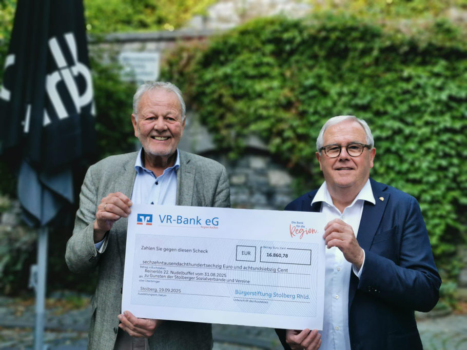 Hans-Josef Siebertz und Heinz Herbort bei der Übergabe des Reinerlöses in Höhe von 16.825,78 Euro Foto: Bürgerstiftung Stolberg
