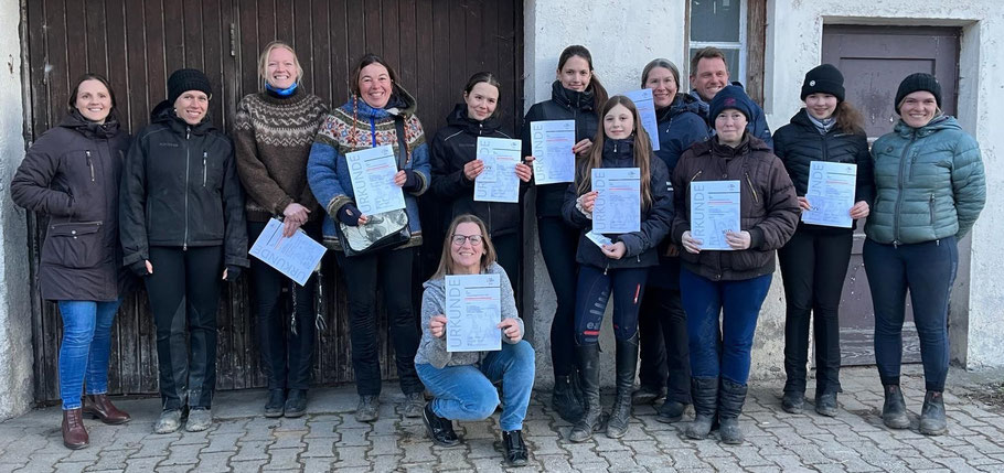 Nach 2,5 Tagen Theorie und Praxis - Lernen und Üben, haben alle 10 Teilnehmer:innen die Prüfung bestanden! Die Prüferinnen Karolin Streule und Christine Burgermeister (li.), sowie Kursleiterin Lotta Pänzinger waren sehr zufrieden mit ihren Schüler:innen!