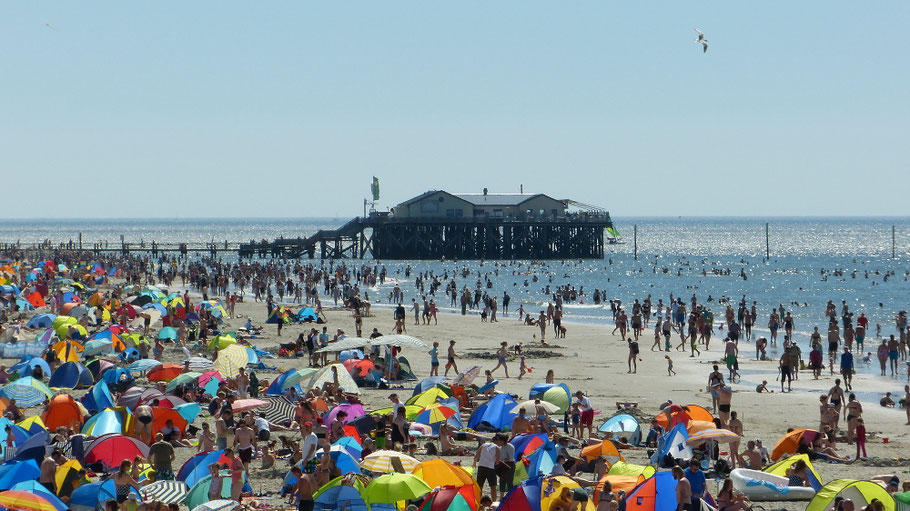 An warmen Sommertagen ist der Ordinger Strand gut besucht. (2016)