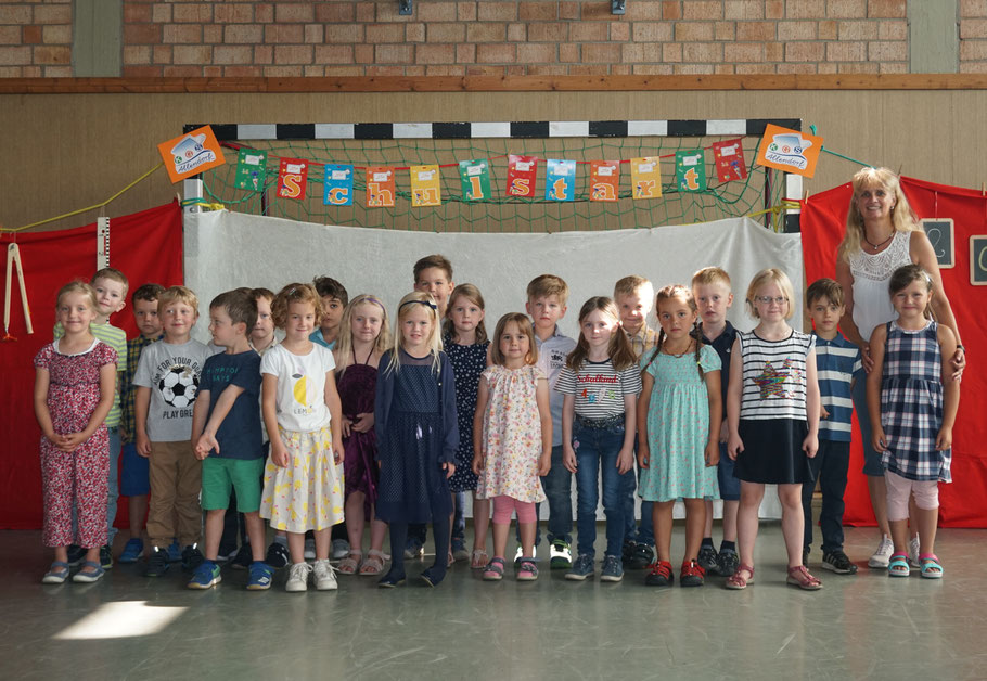 Klasse 1a mit ihrer Klassenlehrerin Frau Metzler