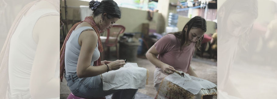 Myrthe (left) & Romée (right) making Batik