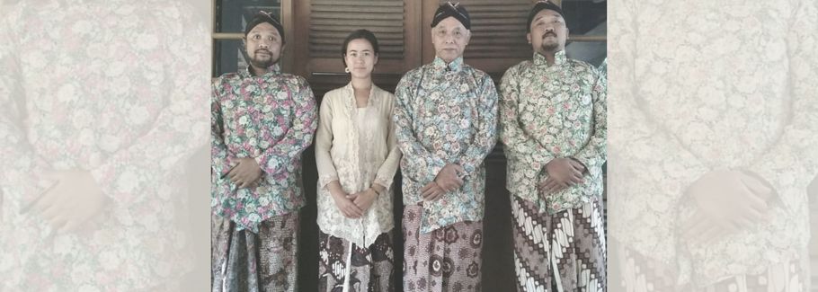 Lara with her host family in Yogyakarta, Indonesia