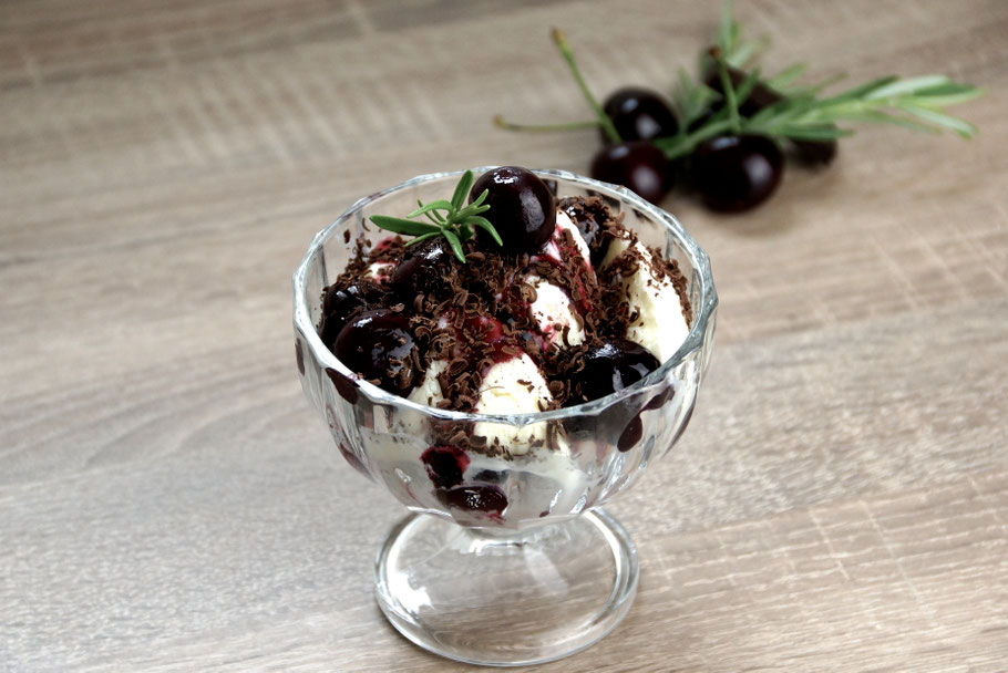 Mascarponeeis mit Rotweinkirschen