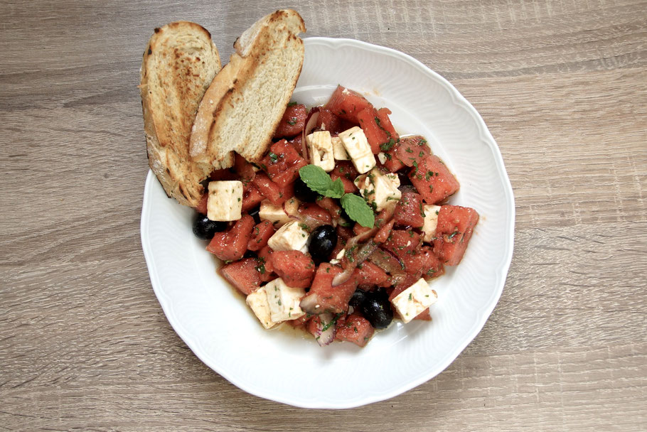 Wassermelonen-Salat mit Feta und schwarzen Oliven