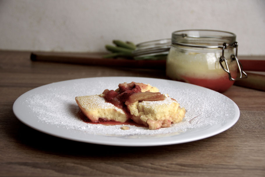 Topfenschmarren mit Rhabarber und Erdbeeren
