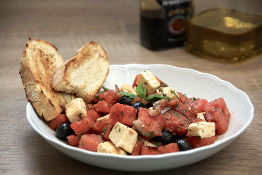 Wassermelonen-Salat mit Feta und schwarzen Oliven