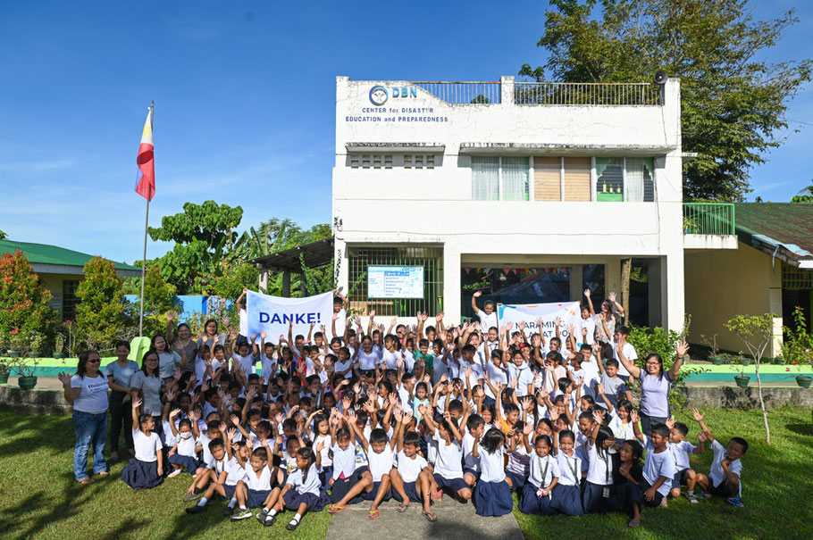 Schülerinnen und Schüler vor einer der neun taifunsicheren Schulen. Die Gebäude dienen als Evakuierungsraum und Lehrzentrum für den Katastrophenfall. © Don Bosco Mondo e.V. / Alecs Ongcal / fairpicture