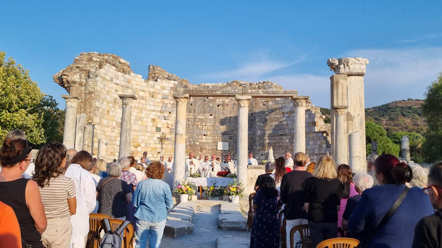 Heilige Messe in Ephesus, das auf dem Gebiet der Erzdiözese Izmir liegt. Hier wird das Wohnhaus der Gottesmutter Maria verehrt. © Kirche in Not/N. Ritzmann