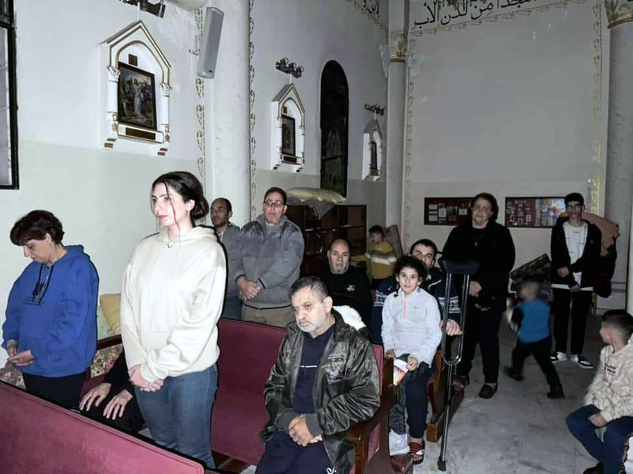 Christen beim Gebet in der Pfarrkirche „Heilige Familie“ in Gaza-Stadt. © Pfarrei Heilige Familie Gaza.