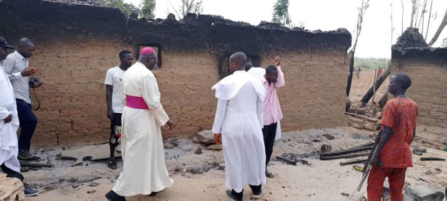 Erzbischof Matthew Man-Oso Ndagoso begutachtet die Schäden im Dorf Adama Dutse. © Kirche in Not