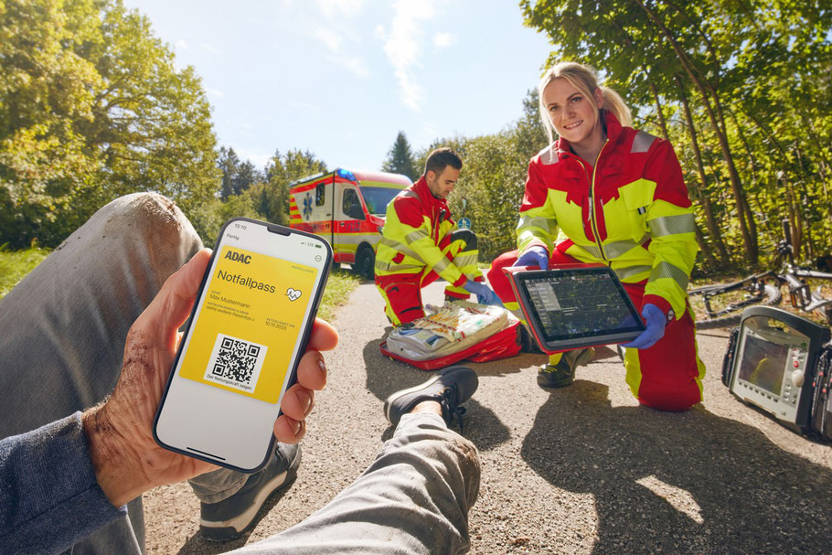 Im Ernstfall können über den ADAC Notfallpass wichtige Daten über das Smartphone ausgelesen werden. Foto: ADAC