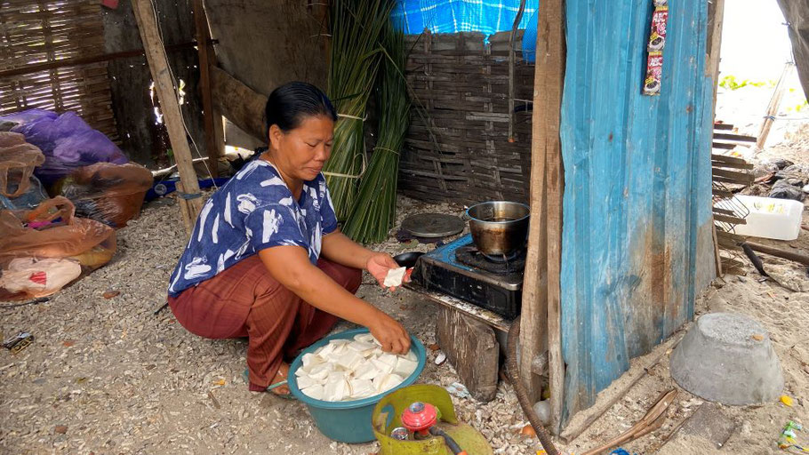 Ni Wayan verkauft ihre Snacks an einer nahe gelegenen Schule und beliefert Familienfeiern. Foto: GMI 