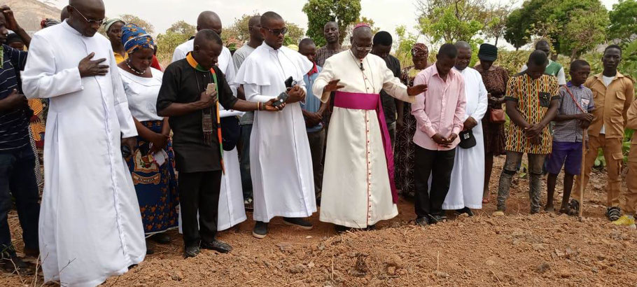 Erzbischof Matthew Man-Oso Ndagoso und die Bevölkerung von Adama Dutse beten am Grab der Opfer, die bei dem Überfall am 18. Februar getötet wurden. © Kirche in Not