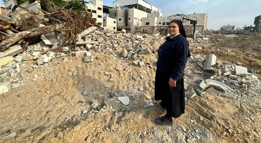 Schwester Nabila vor der zerstörten Schule der Rosenkranzschwestern in Gaza-Stadt. © Kirche in Not