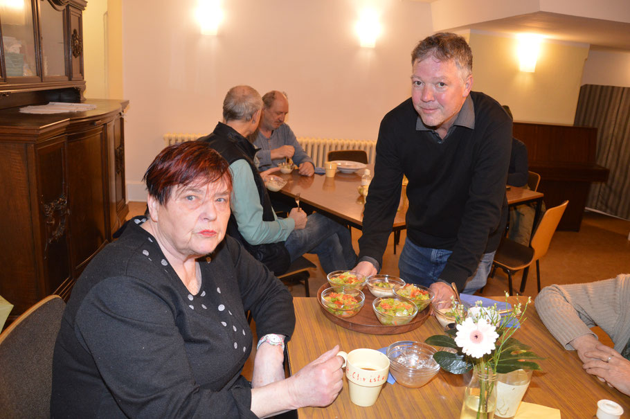 Thomas Marheinecke serviert Evelyn einen Salat. Foto: Marius Thöne