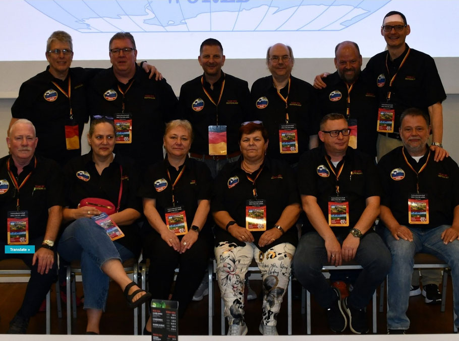 Die deutsche Nationalmannschaft mit dem Gruppenfoto vor ihrem Sieg der Nationenwertung zur 23. Skat-EM in Podcetrtek (Slowenien).