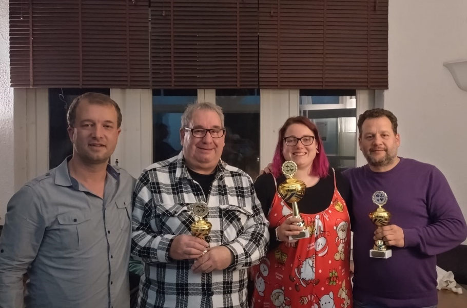 Das Siegerfoto der Einzelwertung von links nach rechts: Turnierleiter Martin Merkel, Platz 3 Uwe Schüller aus Dresden, Siegerin Lisa Polák (SC Herz Ass Dresden) und Platz 2 Matthias Mühlan (SC Herz Ass Dresden)