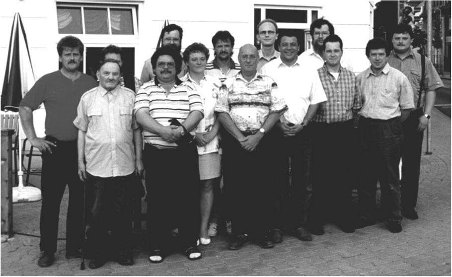 Vereinsfoto von 1998 vor dem Hotel Am Friedensstein in Dresden-Cossebaude