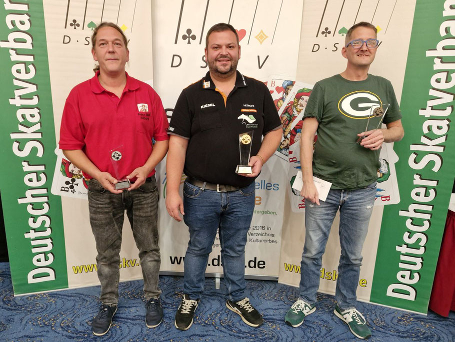 Siegerfoto zum 25. DSkV-Vorständeturnier (von links nach rechts): Zweiter Florian Grubliauskas (Herz Bube Bitburg), Sieger André Grundmann (SC Herz Ass Dresden) und Dritter Swen Bergner (Alle Asse 1960 Sandhofen)