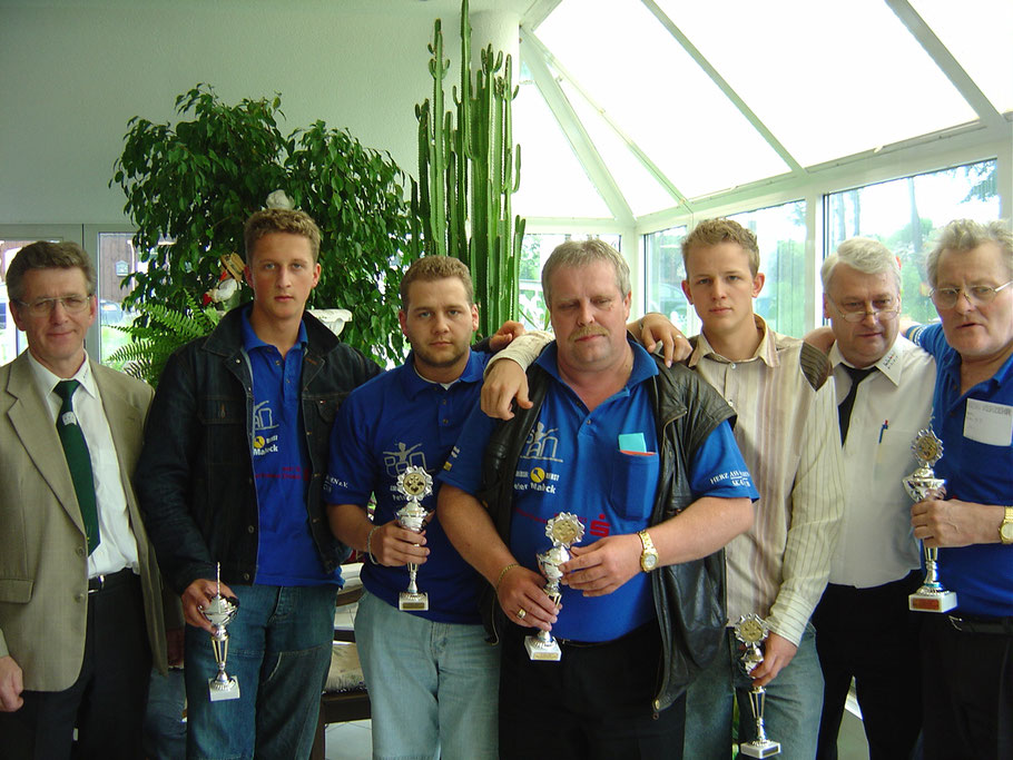 Platz 3 zur 14. SMM in Großrückerswalde (von links nach rechts): SSkV-Präsident Hans-Jürgen Homilius, Candy Richter, Matthias Mühlan, Karsten Zerche, Martin Findeisen, SSkV-Spielleiter Roland Tittmann und Manfred Kallenbach