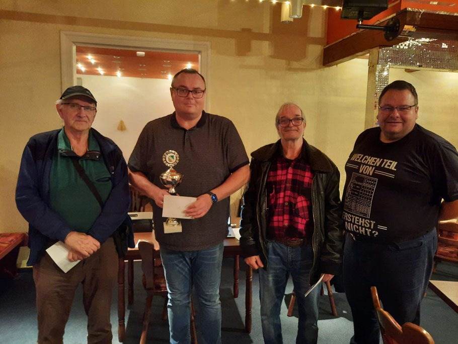 Siegerfoto zum VG-Pokal 2025 (von links nach rechts): Zweiter Wolfgang Nauck (aus Cottbus), Sieger Frank Eisold (SC Herz Ass Dresden), Dritter Jörg Pieloth (SC Herz Ass Dresden) und Sascha Lühr (Vize-Präsident der VGD)