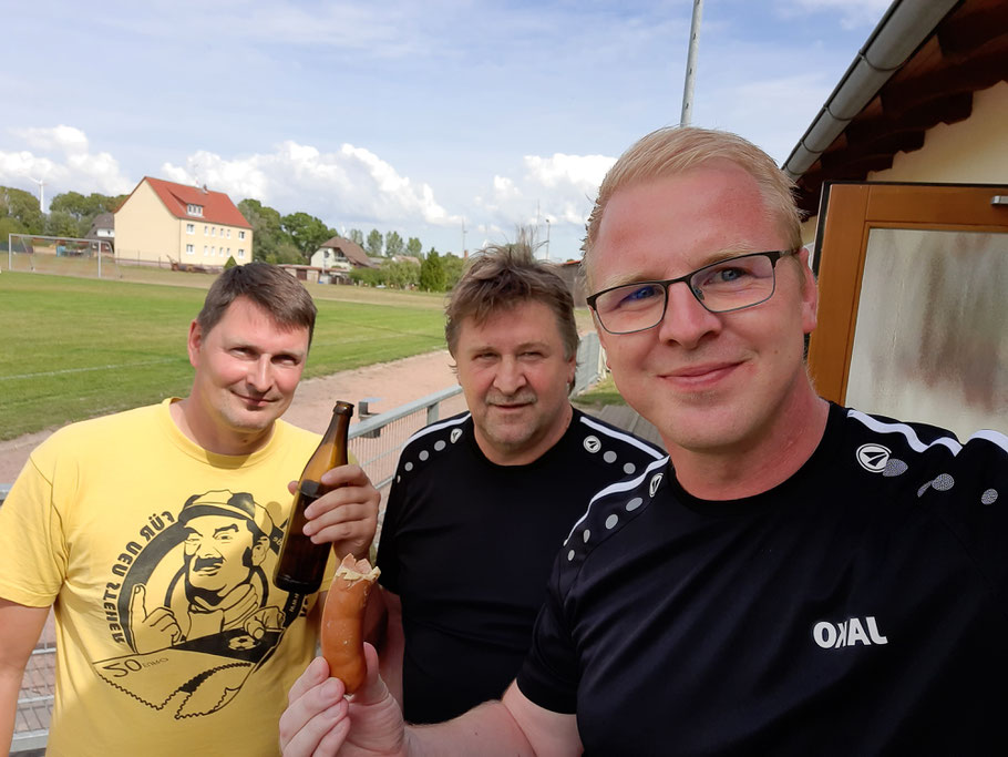 Chris Wein, Andreas Kalz und Sören Kalz (v.l.n.r.) beim gemütlichen Beisammensein nach einem Spiel - Spaß muss sein!