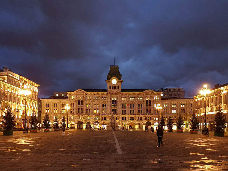 Triest, der Hafen von Alt - Österreich, der k.u.k. Monarchie, das Grand Hotel Duchi d' Aosta, das Harry's & das Caffè degli Specchi