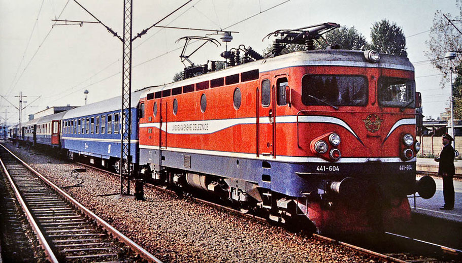 JŽ 441-604 Niš 14.10.1984 vor ÖBB Liegewagen, Archiv MAG Eisenbahnmagazin, Fotograf Michael A. Grandits