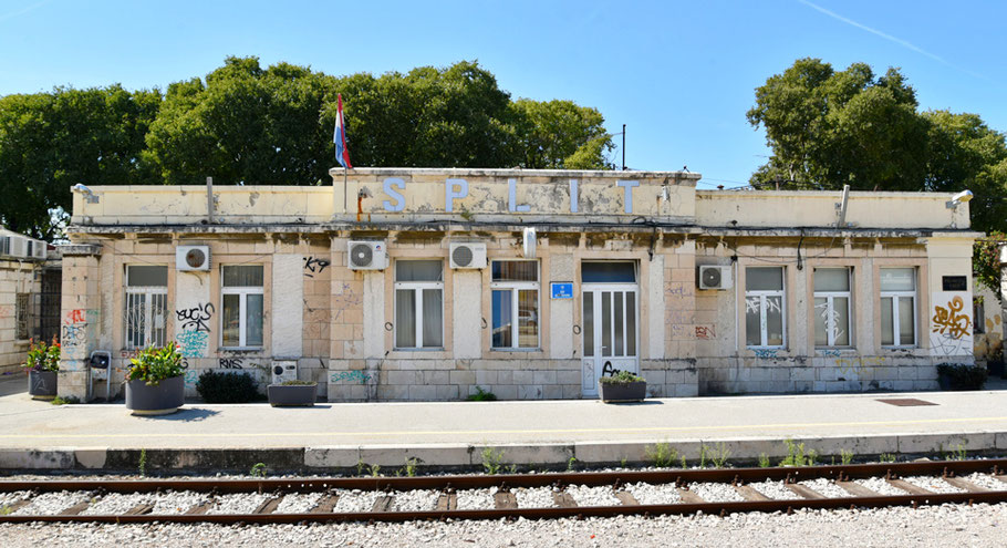 Split, der Endbahnhof der Bahnstrecke von Knin nach Split an der kroatisch - dalmatinischen  Adria