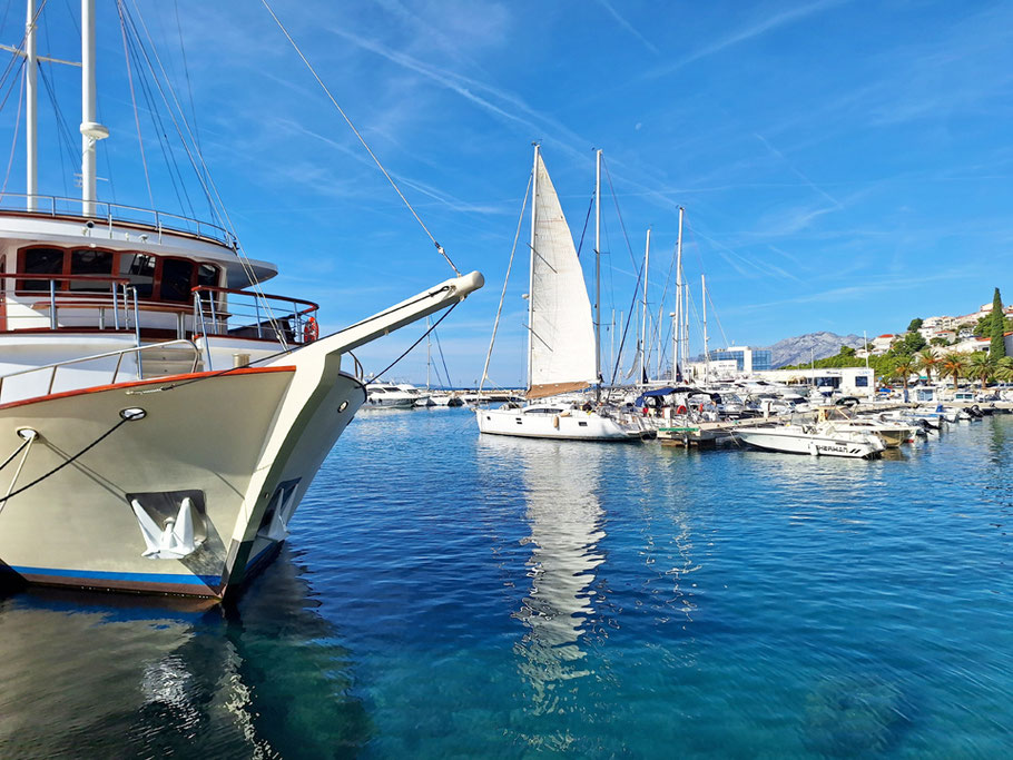 Yachthafen mit Motoryachten & Segelyachten zum Chartern © MAG Lifestyle & Reisemagazin