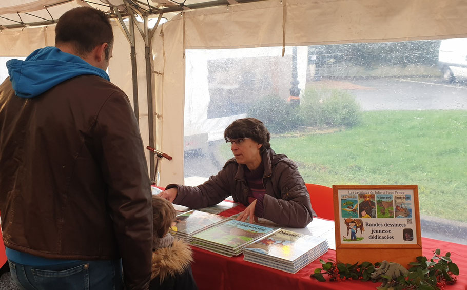Séance de dédicaces lors du marché de Noël de Ville en Tardenois. BD jeunesse, les aventures de Julie et Beau Prince