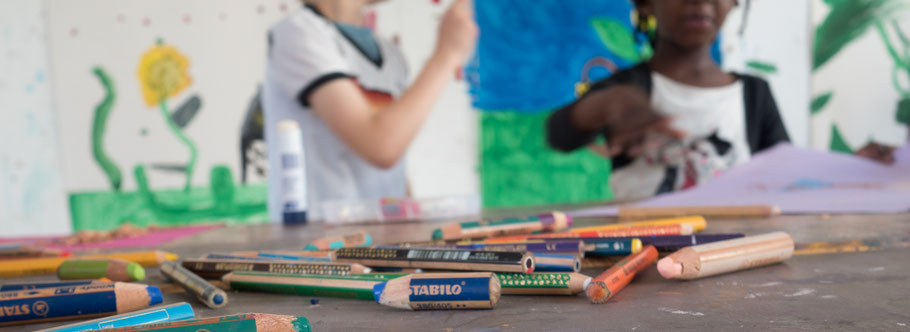 Stifte vor kleinen Künstlern der LichtwarkSchule
