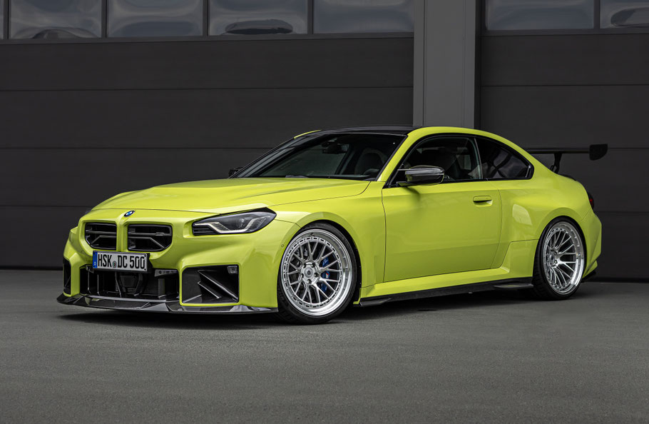 Neongrüner BMW M2 G87 mit Raffa Wheels RFS-04 Forged Alufelgen, tiefergelegt mit einem KW V4 Gewindefahrwerk, einer Aulitzky Exhaust Auspuffanlage sowie einem 160cm AERO Dynamics GT-Flex Heckspoiler und Carbonteilen von Twist'n'Fix.