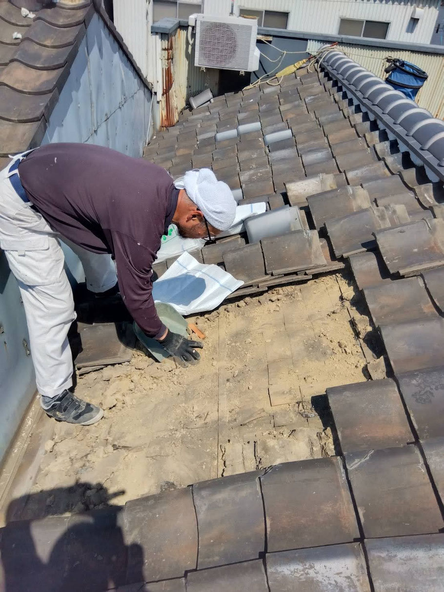 瓦を一度撤去し内部を清掃 劣化した土をすべて撤去 南蛮漆喰にて防水処理 瓦を正しい位置に復旧