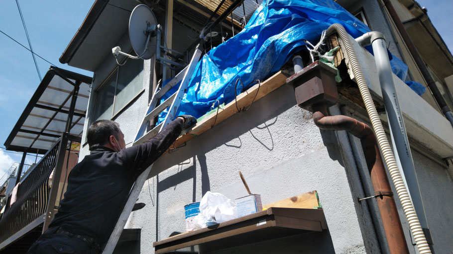 ベランダ修理中 強固なエポキシ樹脂モルタルを成型中