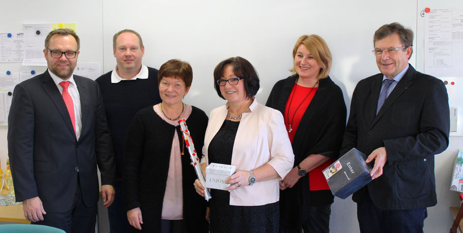Übergaben das "Zepter" an die neue Schulleiterin Fr. Angelika Schmitt (mitte): v.l. Vertreter des Elternbeirats Hr. Fösel und Hr. Reinwand, Schulleiterstellvertreterin Fr. Mayer, Schulrätin Fr. Vodde und Bürgermeister Hr. Ziegler