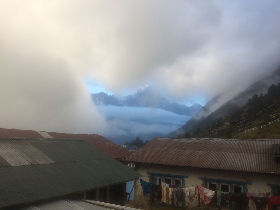 dicke Wolken ziehen über Lukla auf