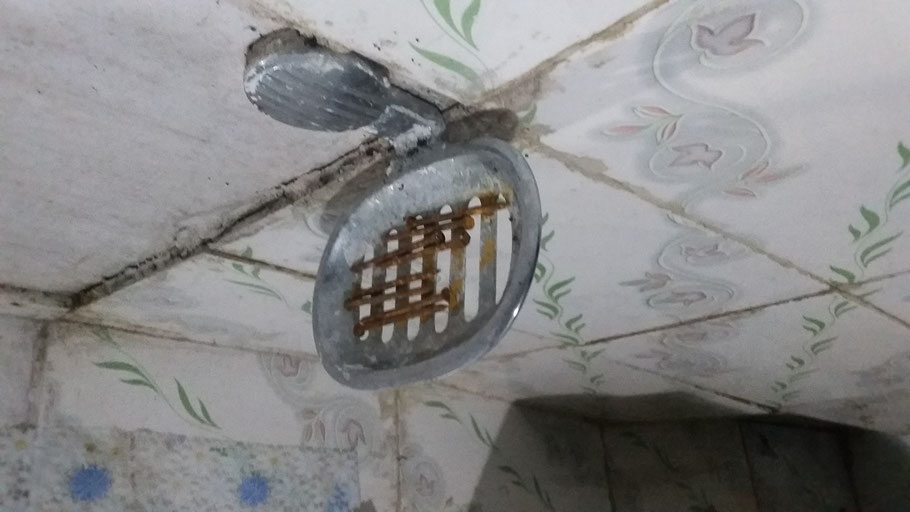 andere Unterkunft: rostige Nägel; Fliesen fallen von der Wand; Wasser tropft vom oberen Badezimmer....