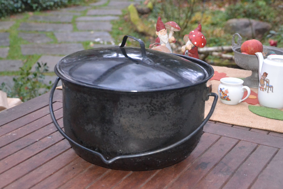 Für nachbarschaftliche Hilfe wurde ich mit einem frisch geschlachteten Huhn entlohnt. Es simmerte stundenlang auf dem Feuer und verwandelte sich in eine köstliche "Hühnersuppe für die Seele".
