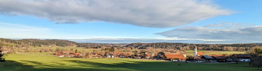 Blick vom Köglberg auf Holzolling und das Goldene Tal   -   Foto: Benedikt Weidl