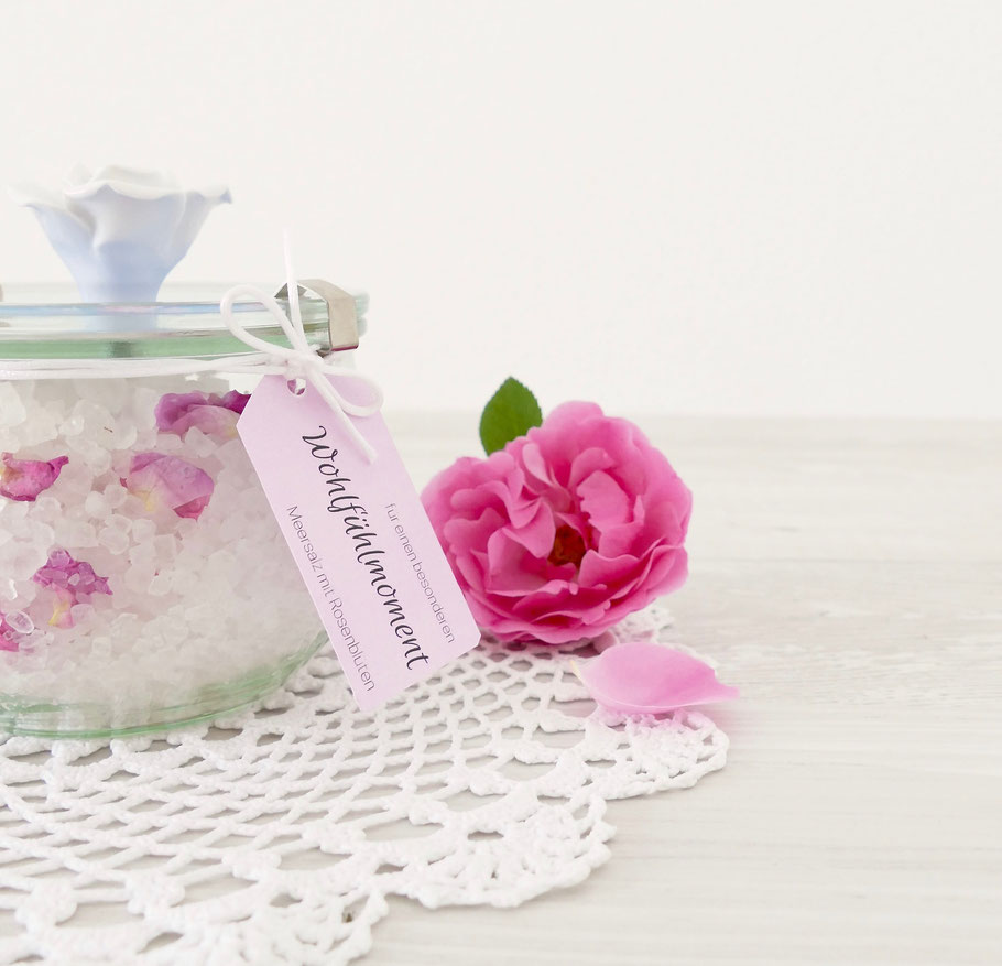 Badesalz mit Rosenblüten und Etikette selber machen