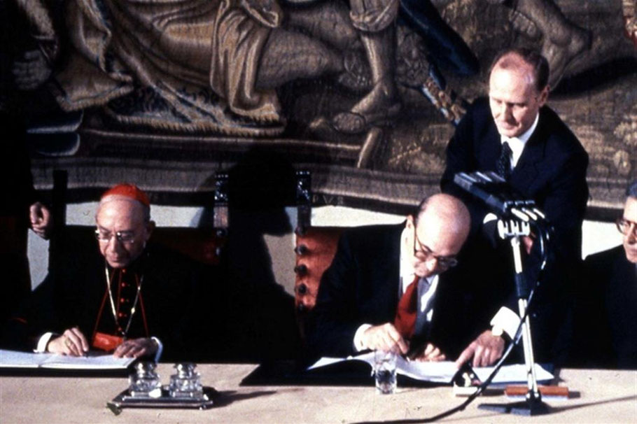 Nel 1984 il cardinale Casaroli e il primo ministro Bettino Craxi firmano il nuovo Concordato